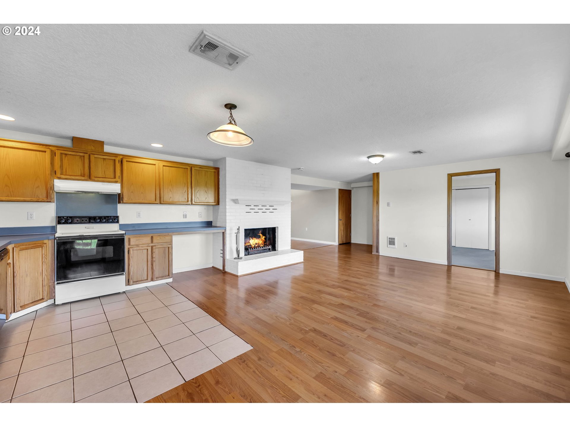 27309 Northeast 29th Avenue Ridgefield, WA 98642 - Photo 29 of 39 a open hall with furniture and a kitchen counter