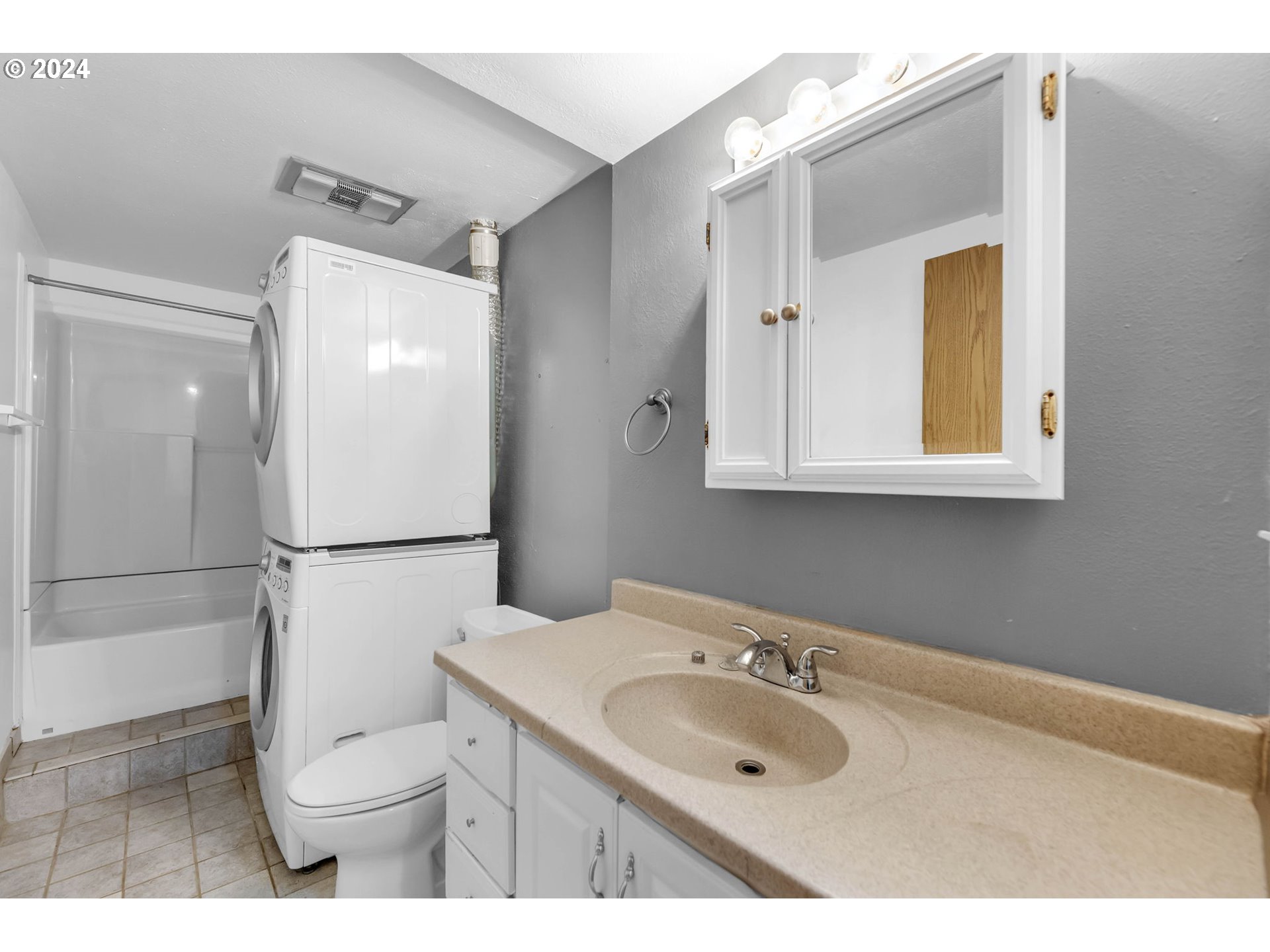 27309 Northeast 29th Avenue Ridgefield, WA 98642 - Photo 35 of 39 a bathroom with a sink toilet and mirror
