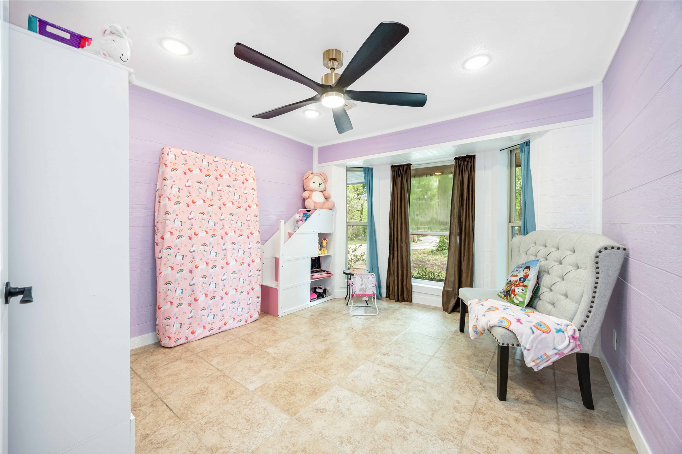 478 Brandon Road Conroe, TX 77302 - Photo 16 of 31 a living room with furniture and a large window