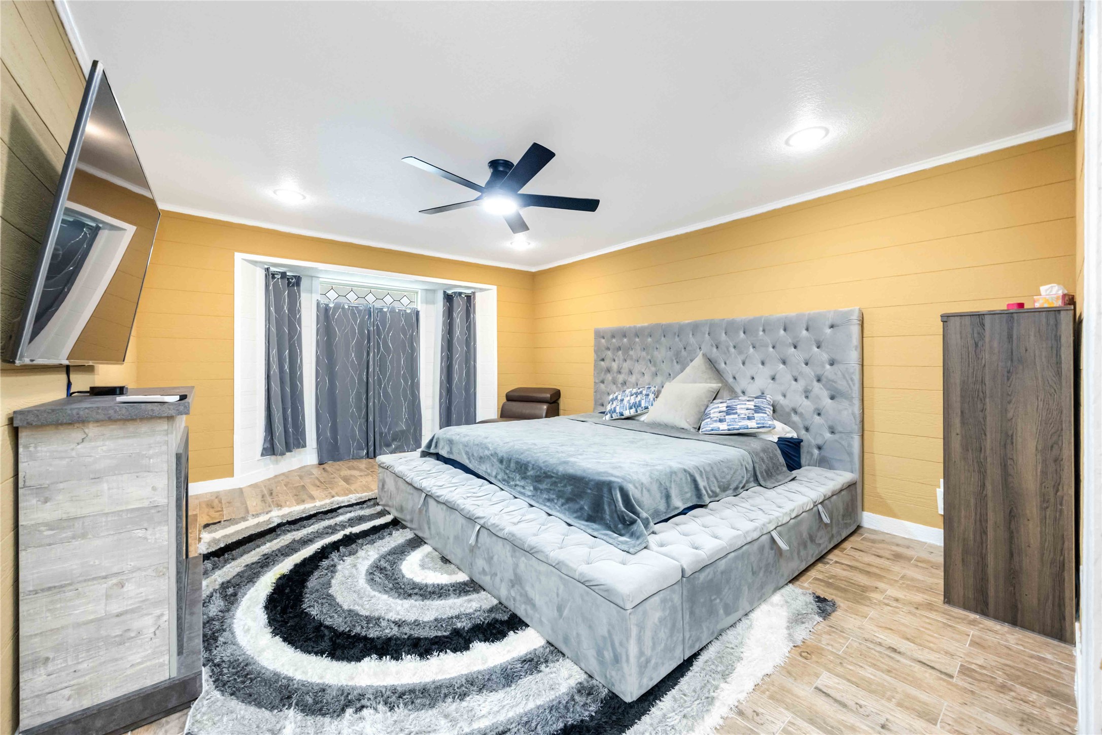 478 Brandon Road Conroe, TX 77302 - Photo 17 of 31 a spacious bedroom with a bed and a couch