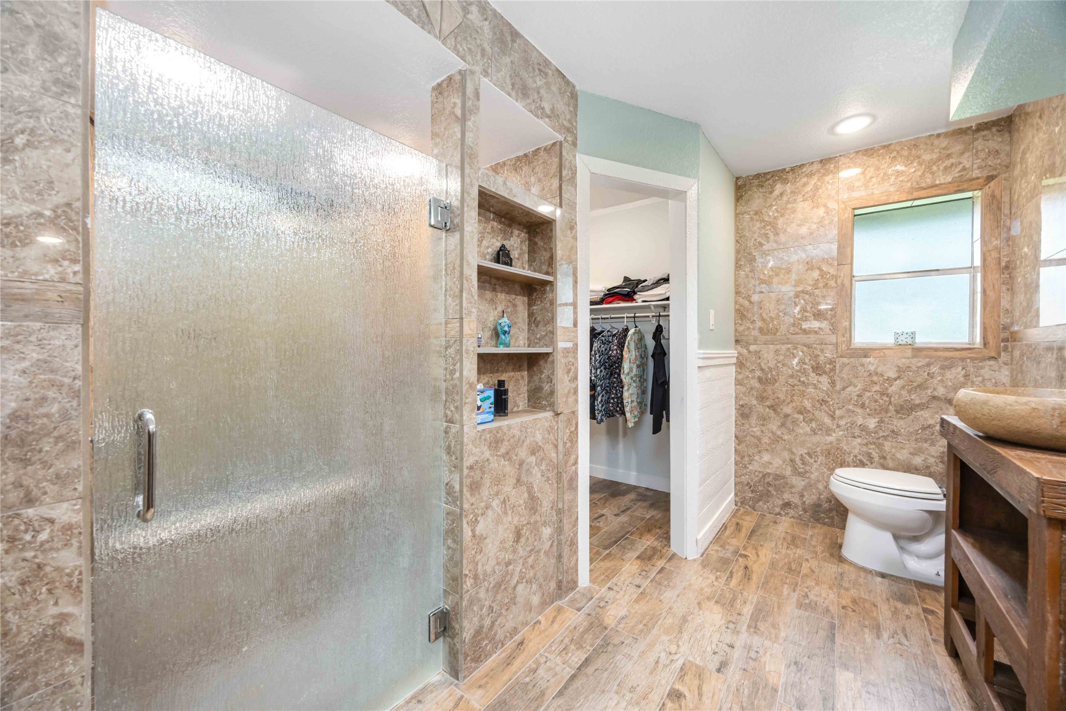 478 Brandon Road Conroe, TX 77302 - Photo 20 of 31 a bathroom with a bathtub and a toilet