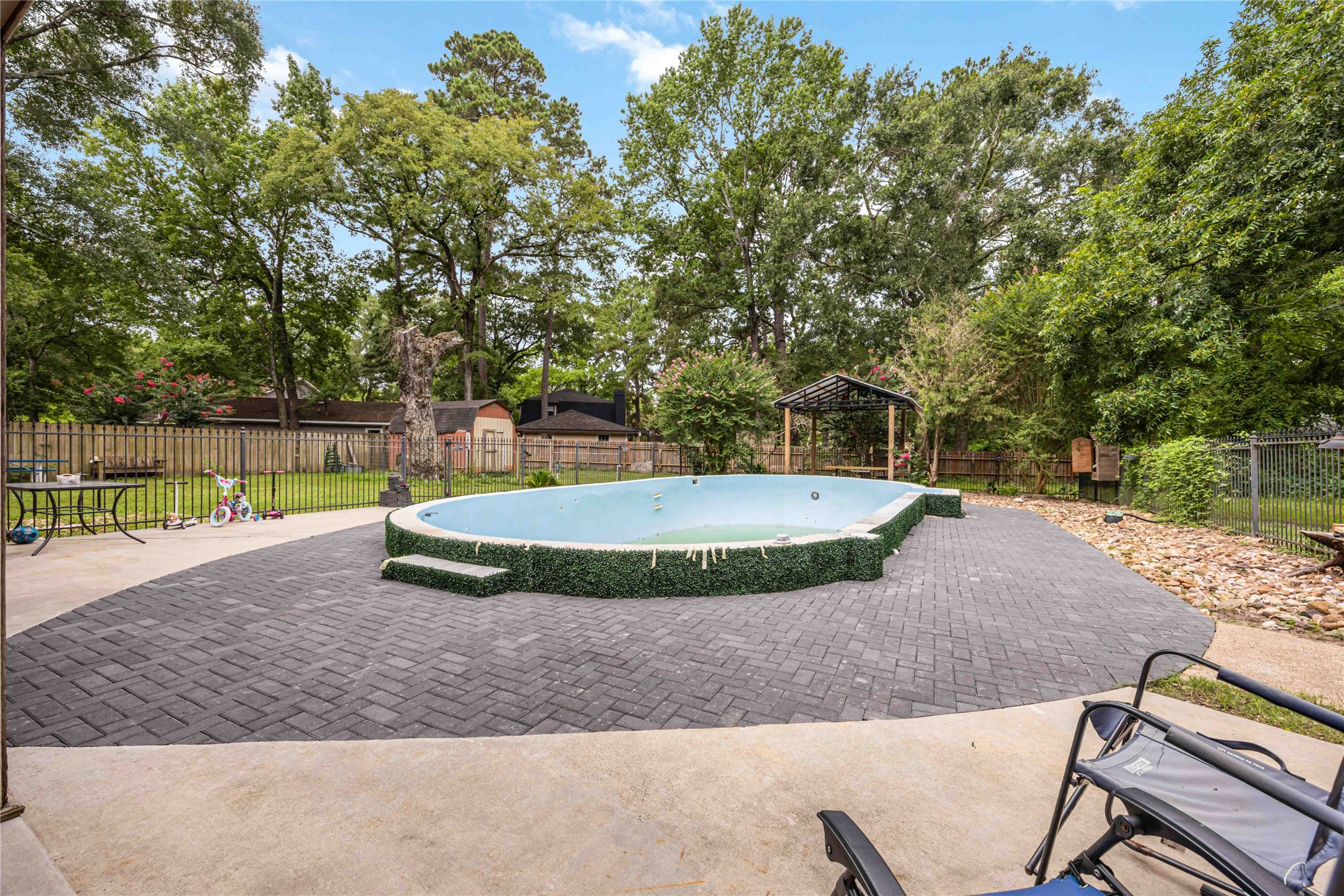 478 Brandon Road Conroe, TX 77302 - Photo 28 of 31 a view of a backyard with swimming pool