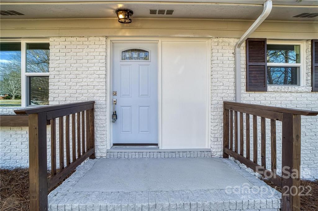 8111 Larkhaven Road Charlotte, NC 28216 - Photo 2 of 26 Gallery Image 2