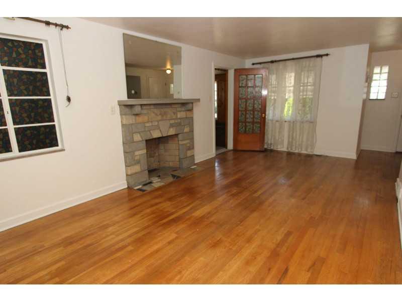 983 Agnew Road Baldwin, PA 15227 - Photo 3 of 23 Living Room.