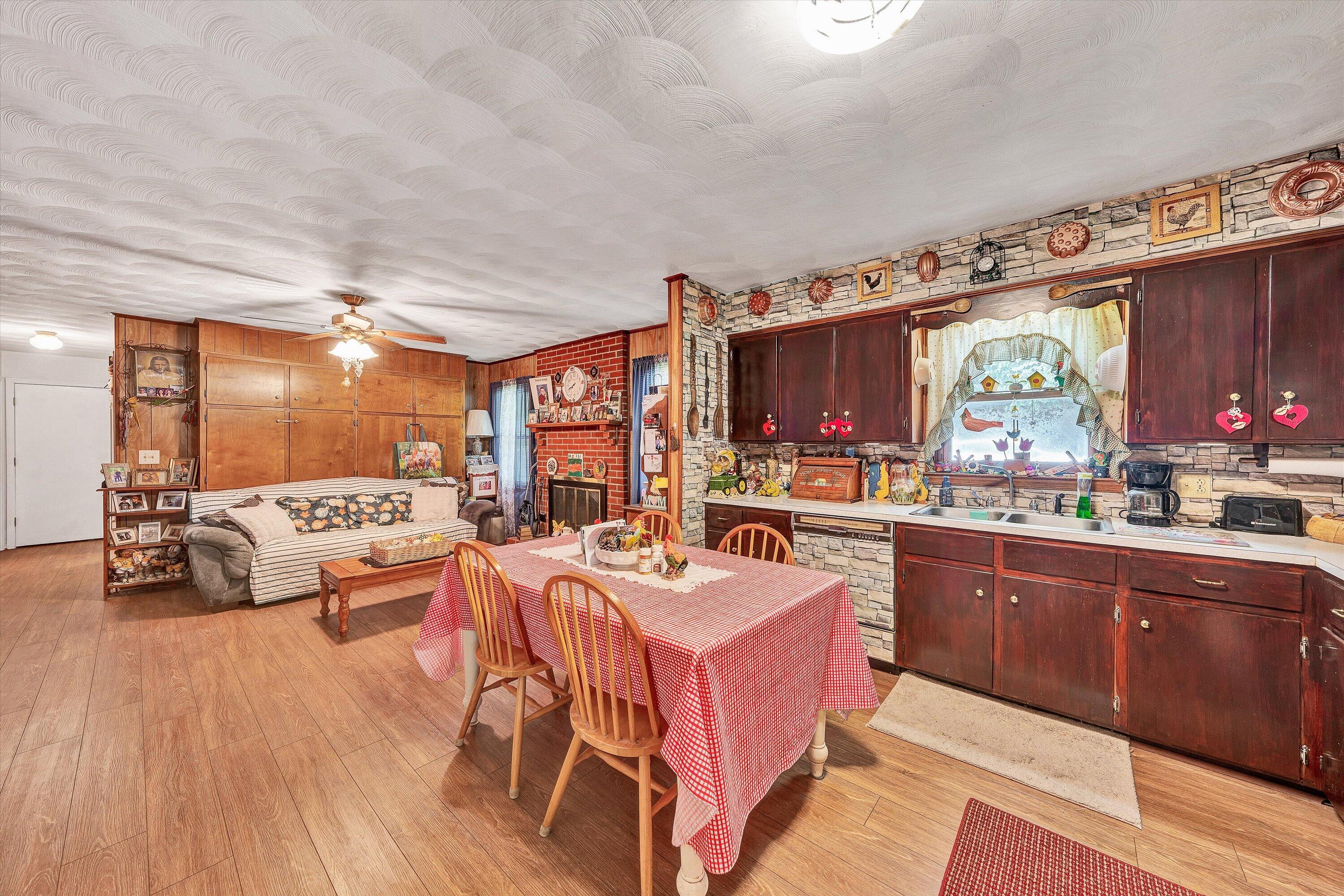 1544 Tulagi Road Vinton, VA 24179 - Photo 6 of 36 06-DSC00217