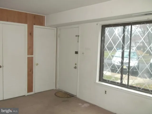 a view of empty room with window