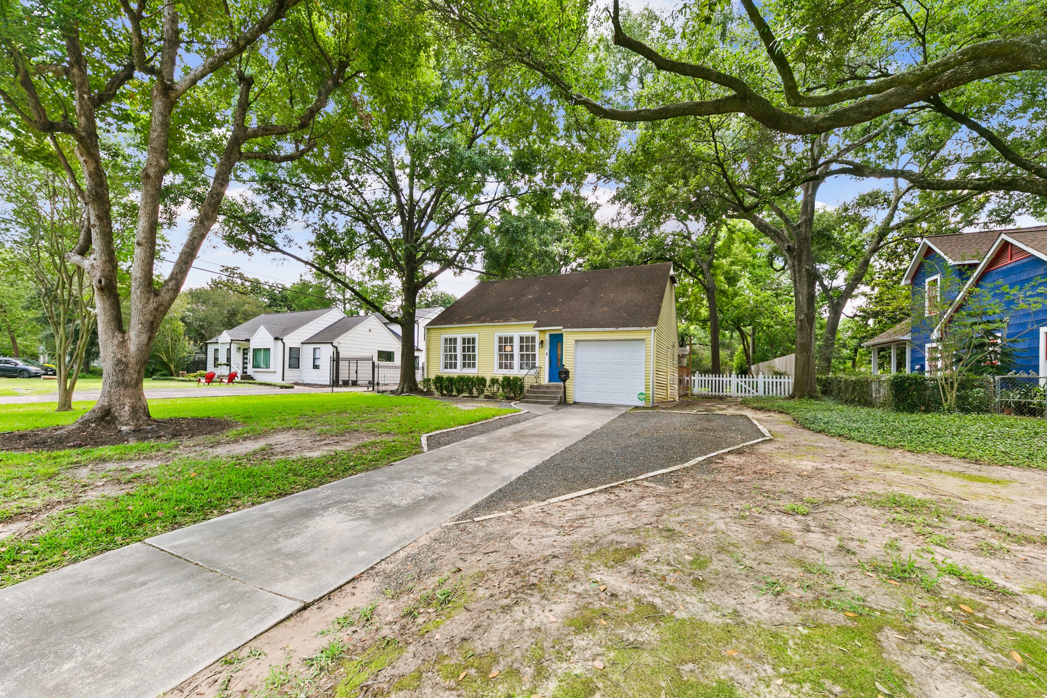 503 West 33rd Street Houston, TX 77018 - Photo 4 of 34 Traditional 1937 home is situated on a large lot in the desirable Garden Oaks neighborhood. Move in now or build your dream home in this peaceful neighborhood, with well-maintained homes and lush greenery.