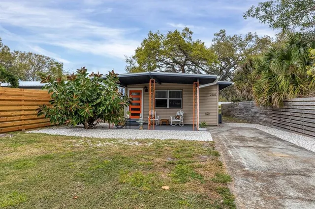 a view of a house with backyard and garden