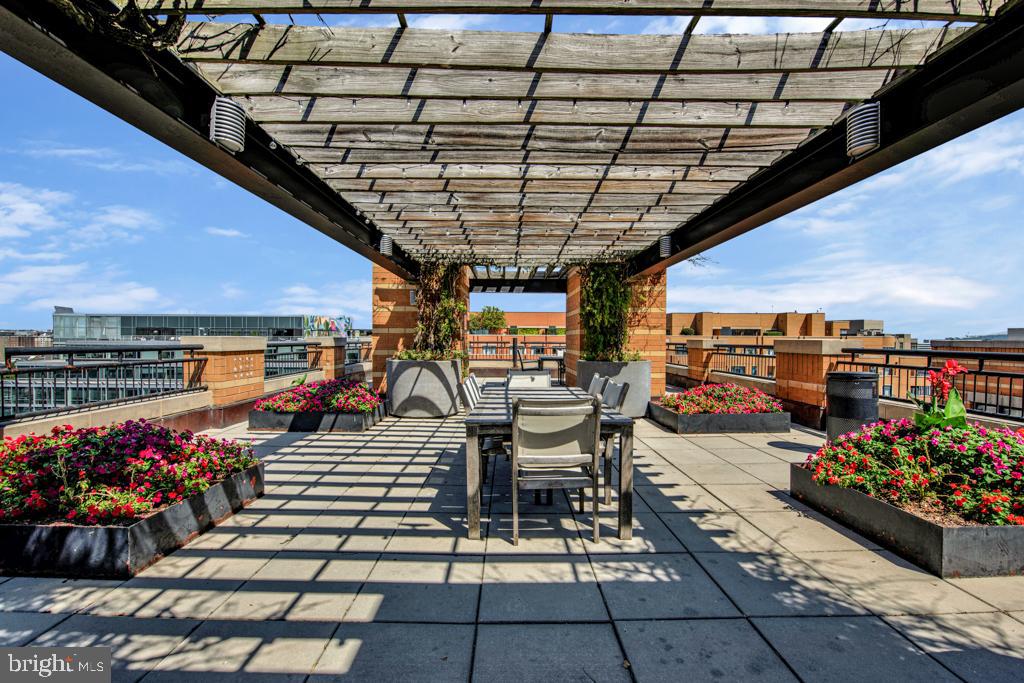 400 Massachusetts Avenue Northwest, Unit 1322 Washington, DC 20001 - Photo 32 of 37 a view of a chairs and tables in patio