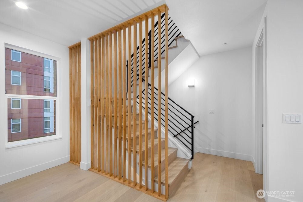 695 Northwest Locust Street Issaquah, WA 98027 - Photo 3 of 28