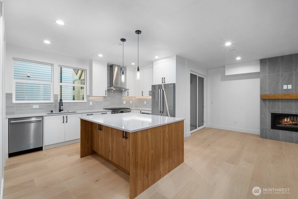 695 Northwest Locust Street Issaquah, WA 98027 - Photo 4 of 28