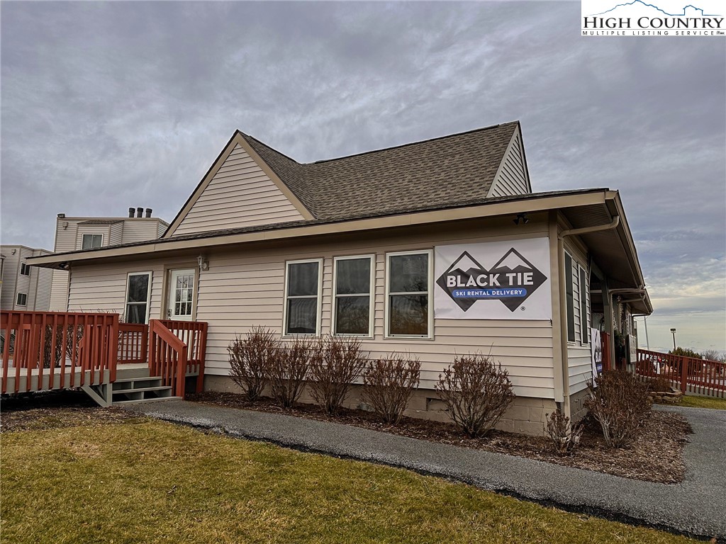 301 Pinnacle Inn Road, Unit 3320 Beech Mountain, NC 28604 - Photo 30 of 45 a front view of a house with garden