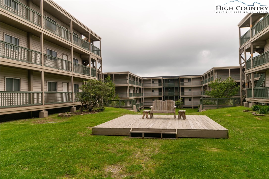 301 Pinnacle Inn Road, Unit 3320 Beech Mountain, NC 28604 - Photo 31 of 45 a view of a house with backyard and sitting area