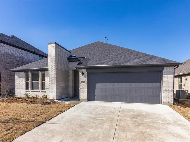 $2,350 | 643 Olympic Way, Red Oak, TX 75154