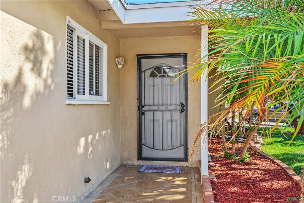 10040 Hedrick Avenue Riverside, CA 92503 - Photo 4 of 33 a view of entrance