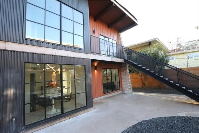 $2,595 | 400 East 30th Street, Unit 101, Austin, TX 78705