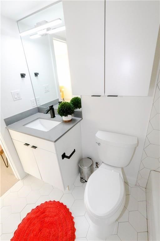 400 East 30th Street, Unit 101 Austin, TX 78705 - Photo 17 of 27 a bathroom with a sink a toilet and mirror