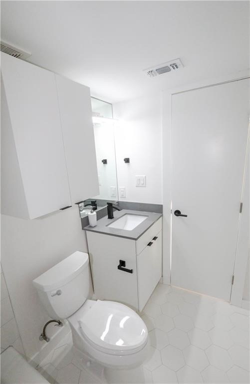 400 East 30th Street, Unit 101 Austin, TX 78705 - Photo 22 of 27 a bathroom with a toilet sink and mirror