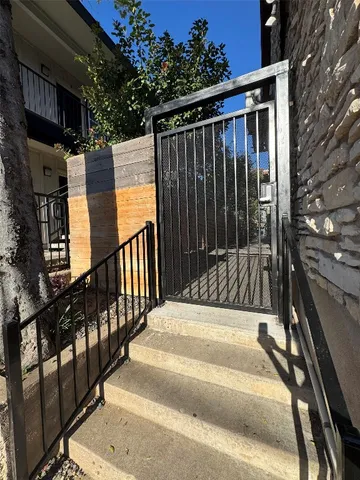 $2,595 | 400 East 30th Street, Unit 101, Austin, TX 78705