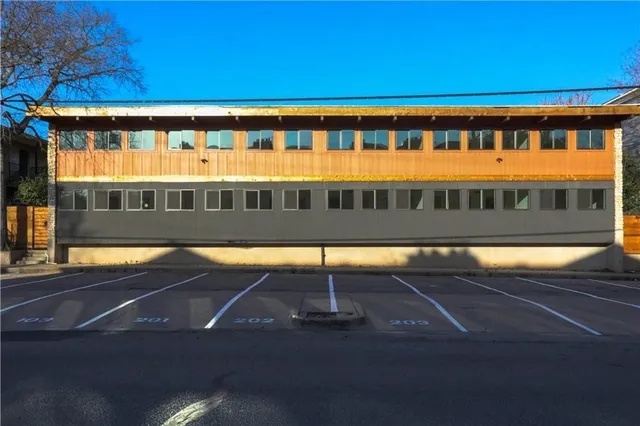 $2,595 | 400 East 30th Street, Unit 101, Austin, TX 78705