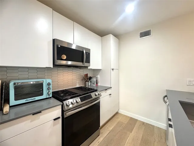 $2,595 | 400 East 30th Street, Unit 101, Austin, TX 78705