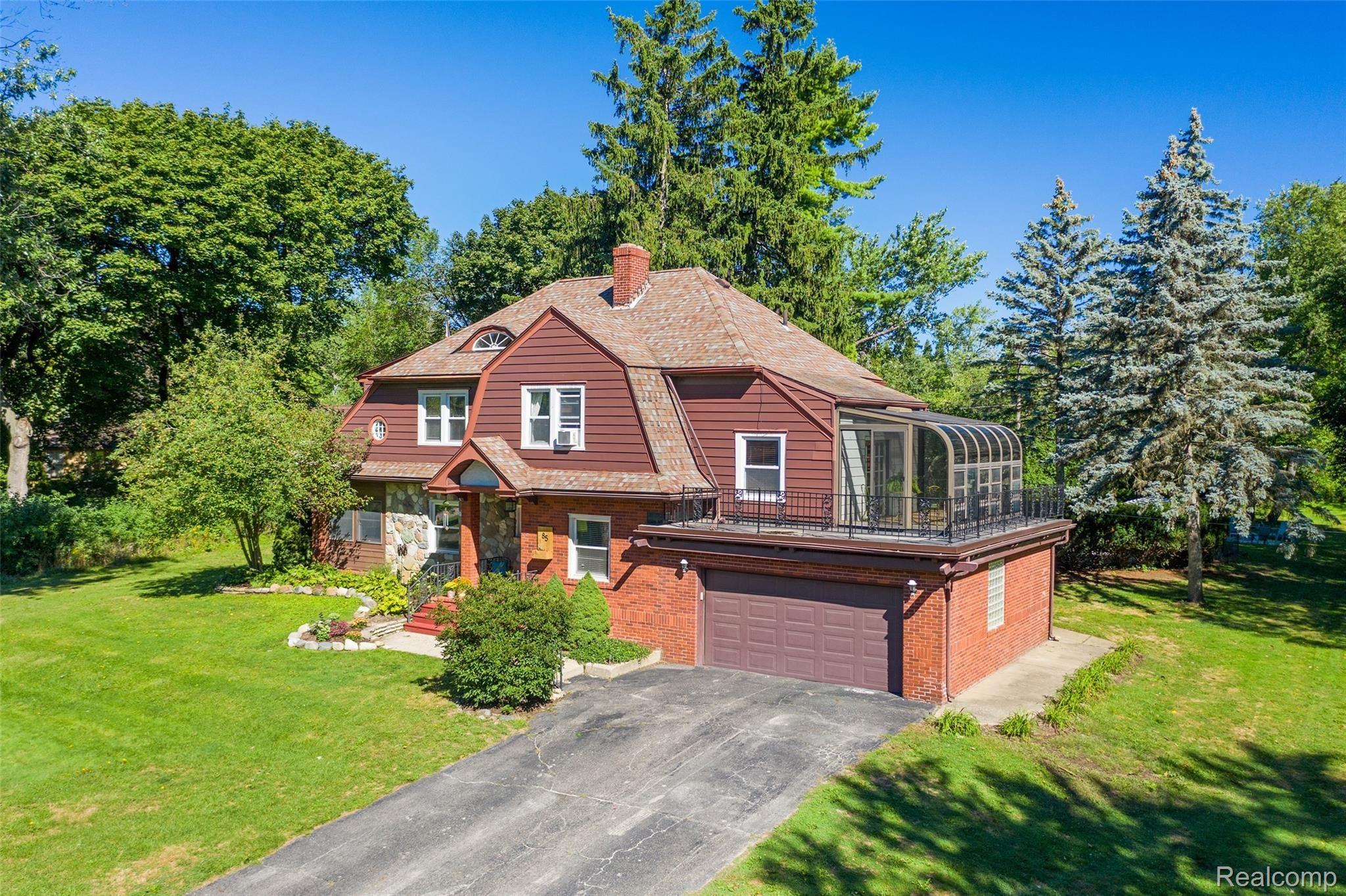 85 Barrington - Front Exterior (Solarium and Balcony)