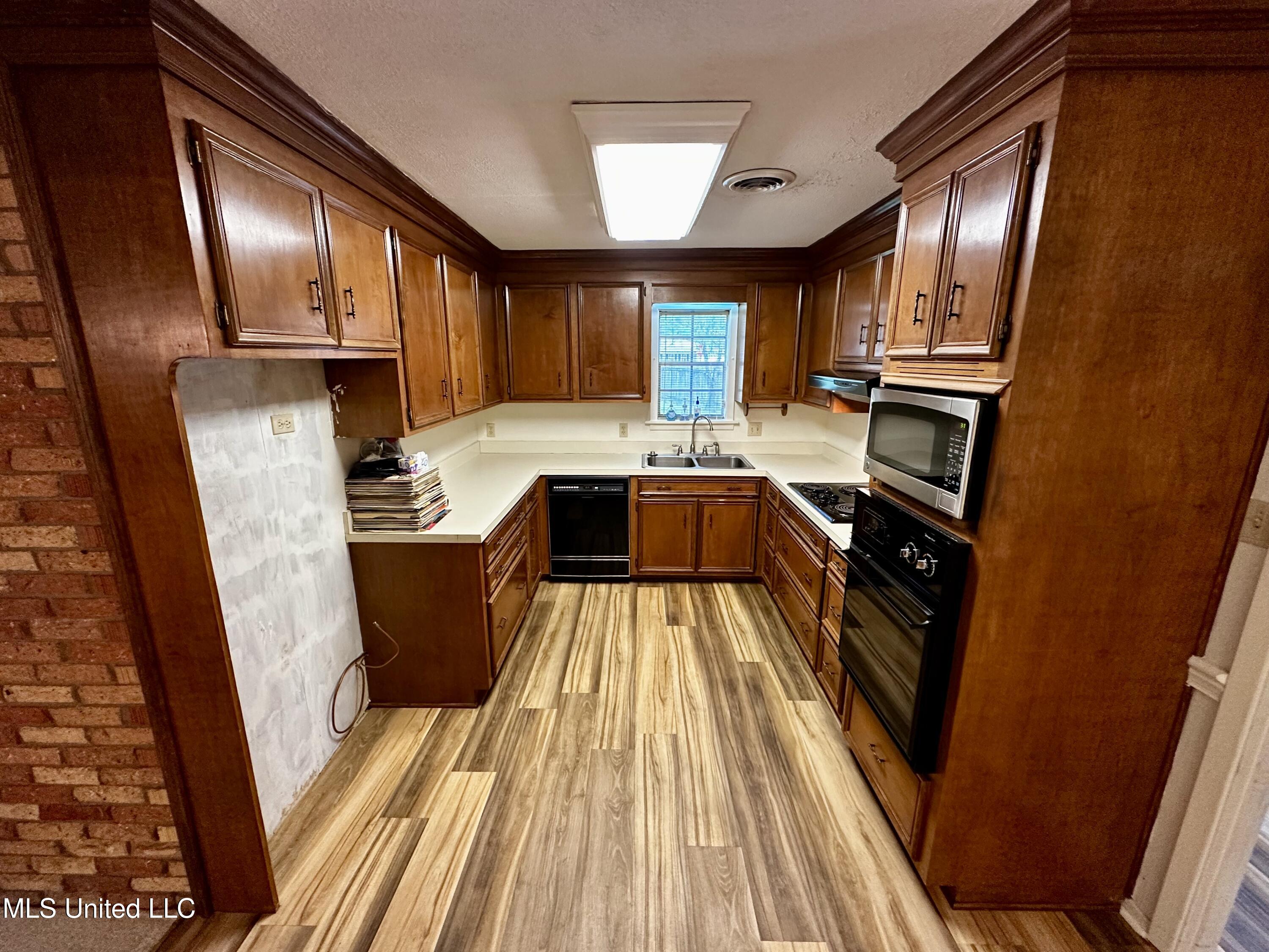 1301 Beverly Drive Clinton, MS 39056 - Photo 7 of 47 IMG_2543