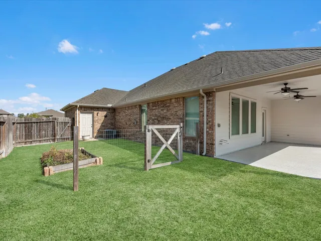 a view of a house with backyard