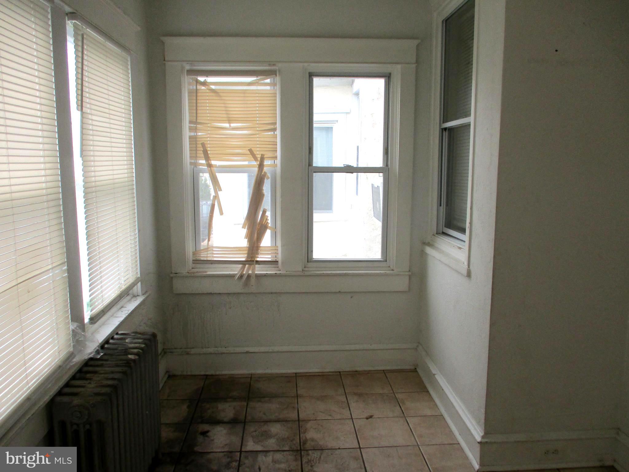 30 North Ridgeway Avenue Glenolden, PA 19036 - Photo 4 of 20 a bathroom with a window