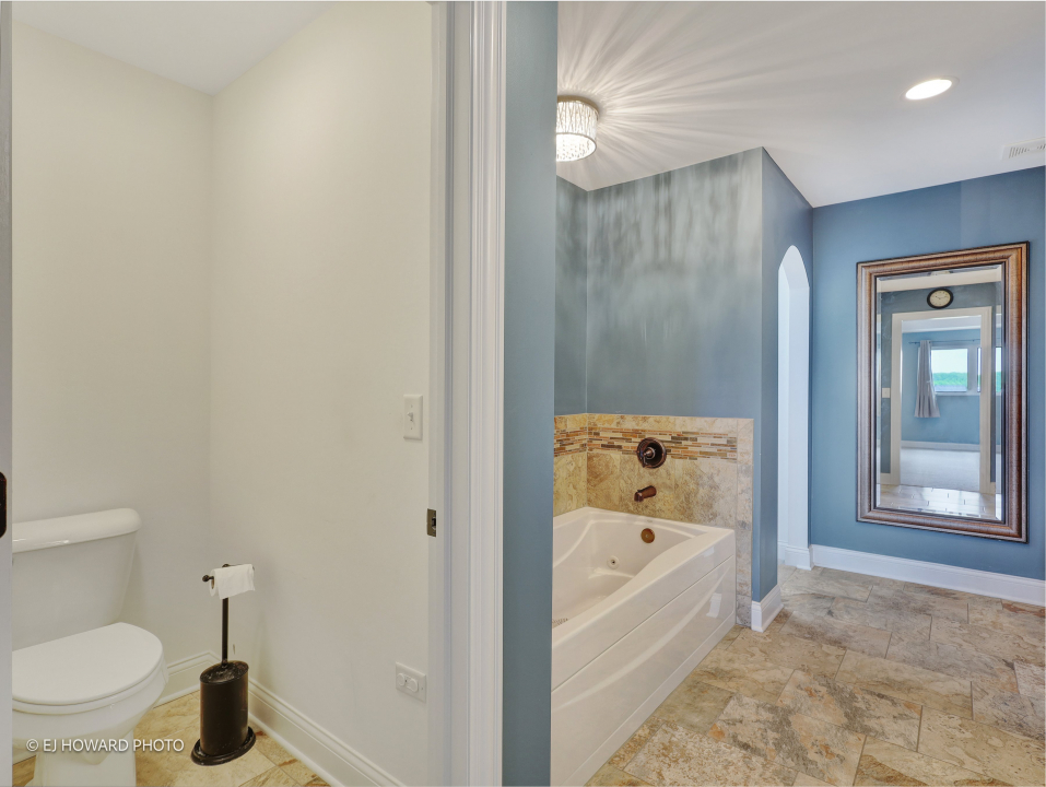 16308 Palomino Path Manhattan, IL 60442 - Photo 34 of 39 a bathroom with a bathtub and a toilet