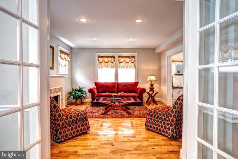 4004 Pinkney Road Baltimore, MD 21215 - Photo 14 of 30 Living Room