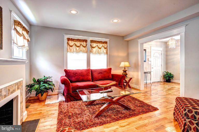 4004 Pinkney Road Baltimore, MD 21215 - Photo 20 of 30 Living Room