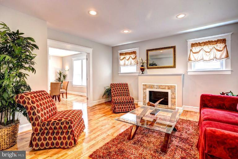 4004 Pinkney Road Baltimore, MD 21215 - Photo 25 of 30 Living Room