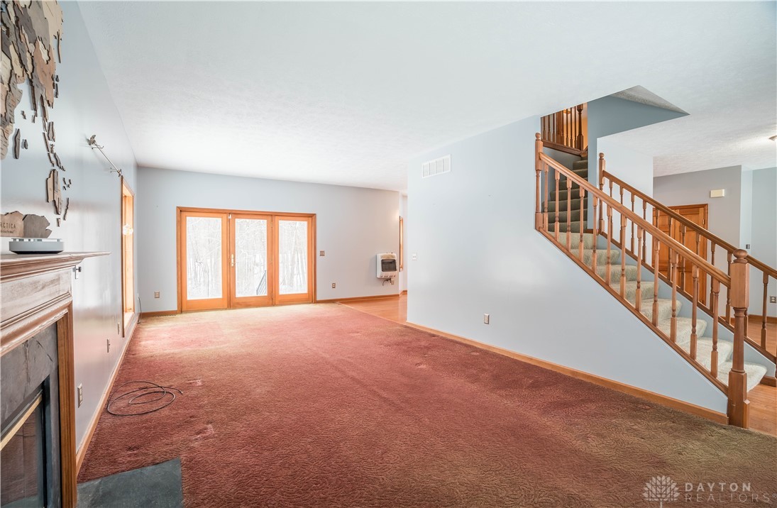 7300 Zimmerman Road St. Paris, OH 43072 - Photo 5 of 34 LIVING ROOM