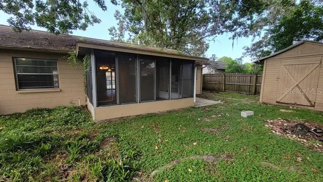 a view of a backyard