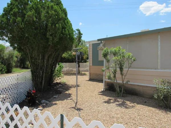 a view of a backyard