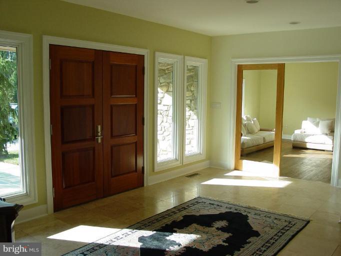 7801 Brickyard Road Potomac, MD 20854 - Photo 5 of 17 Entrance / Foyer