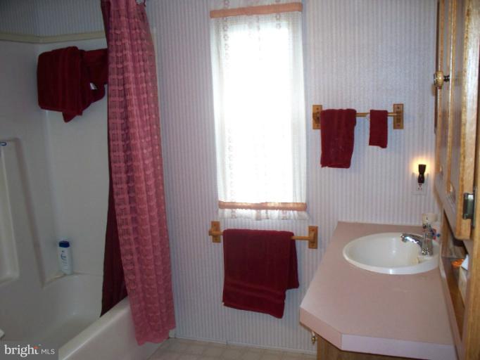 13301 Winchester Road Southwest Cumberland, MD 21502 - Photo 2 of 15 Bath