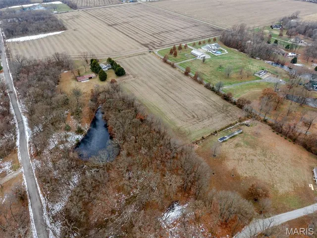 $325,000 | 18890 Oakwood Lane, Benld, IL 62009