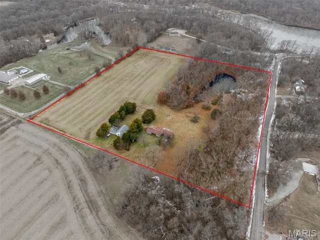 $325,000 | 18890 Oakwood Lane, Benld, IL 62009