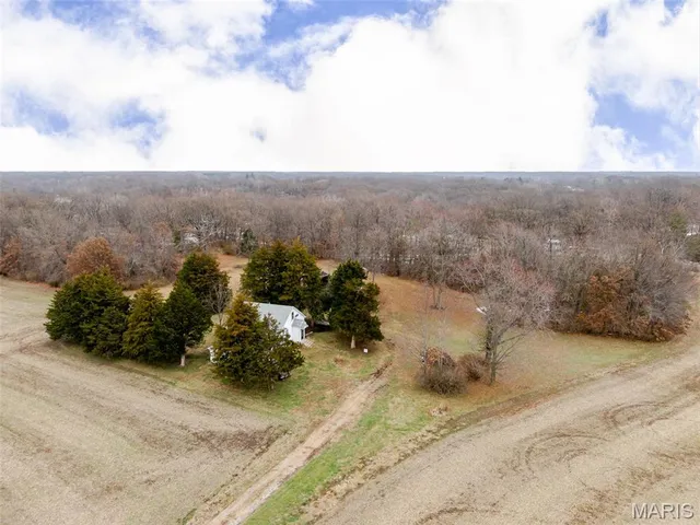 $325,000 | 18890 Oakwood Lane, Benld, IL 62009