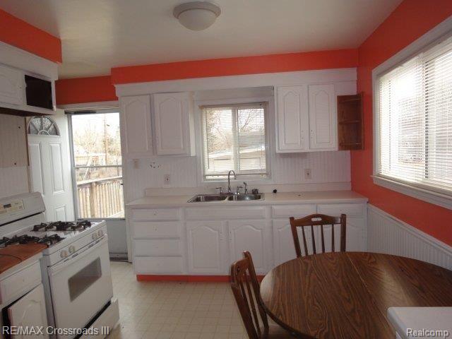 21701 Bohn Road Belleville, MI 48111 - Photo 2 of 8 KITCHEN.jpg
