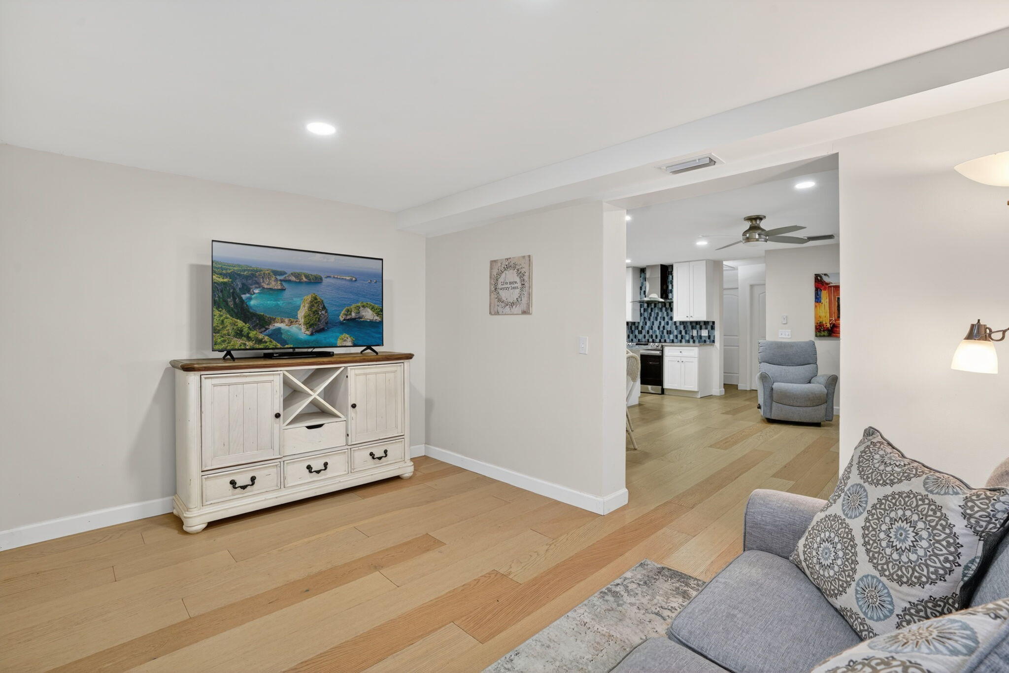 40 Transylvania Avenue Key Largo, FL 33037 - Photo 15 of 53 TV Room