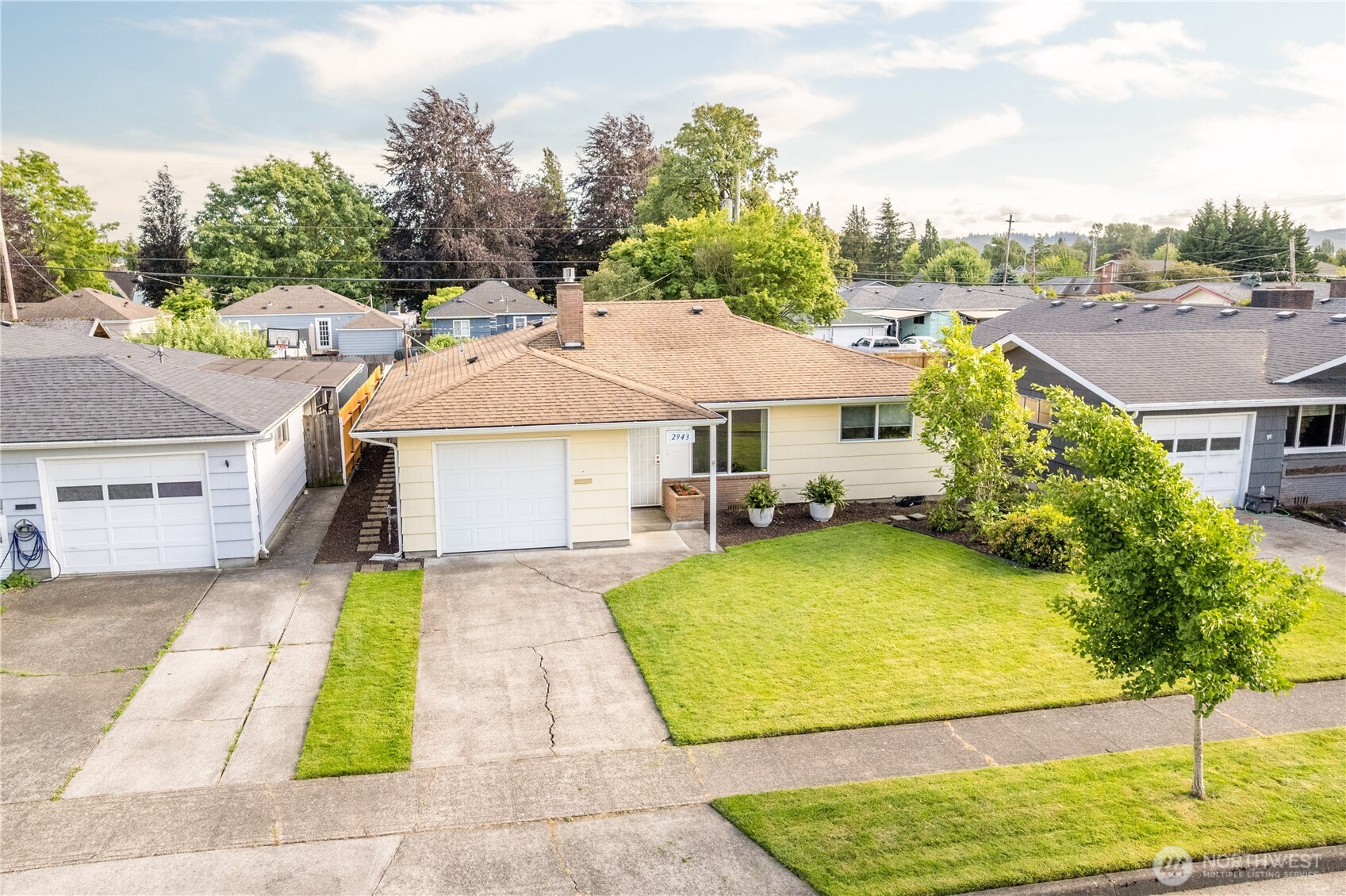 2943 Magnolia Street Longview, WA 98632 - Photo 32 of 36 a view of a house with pool plants and large trees