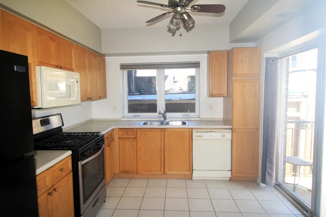 $1,950 | 3303 Grove Avenue, Unit 304, Berwyn, IL 60402