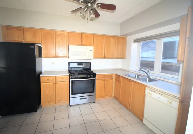 $1,950 | 3303 Grove Avenue, Unit 304, Berwyn, IL 60402