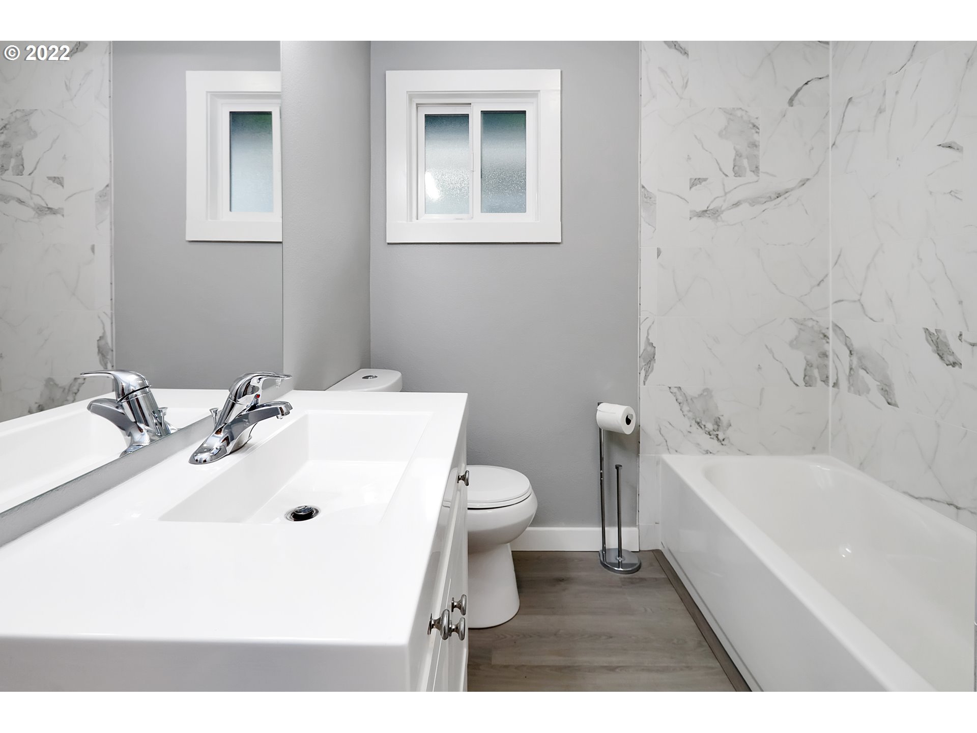 507 18th Avenue Longview, WA 98632 - Photo 11 of 29 a bathroom with a sink a toilet and a bathtub