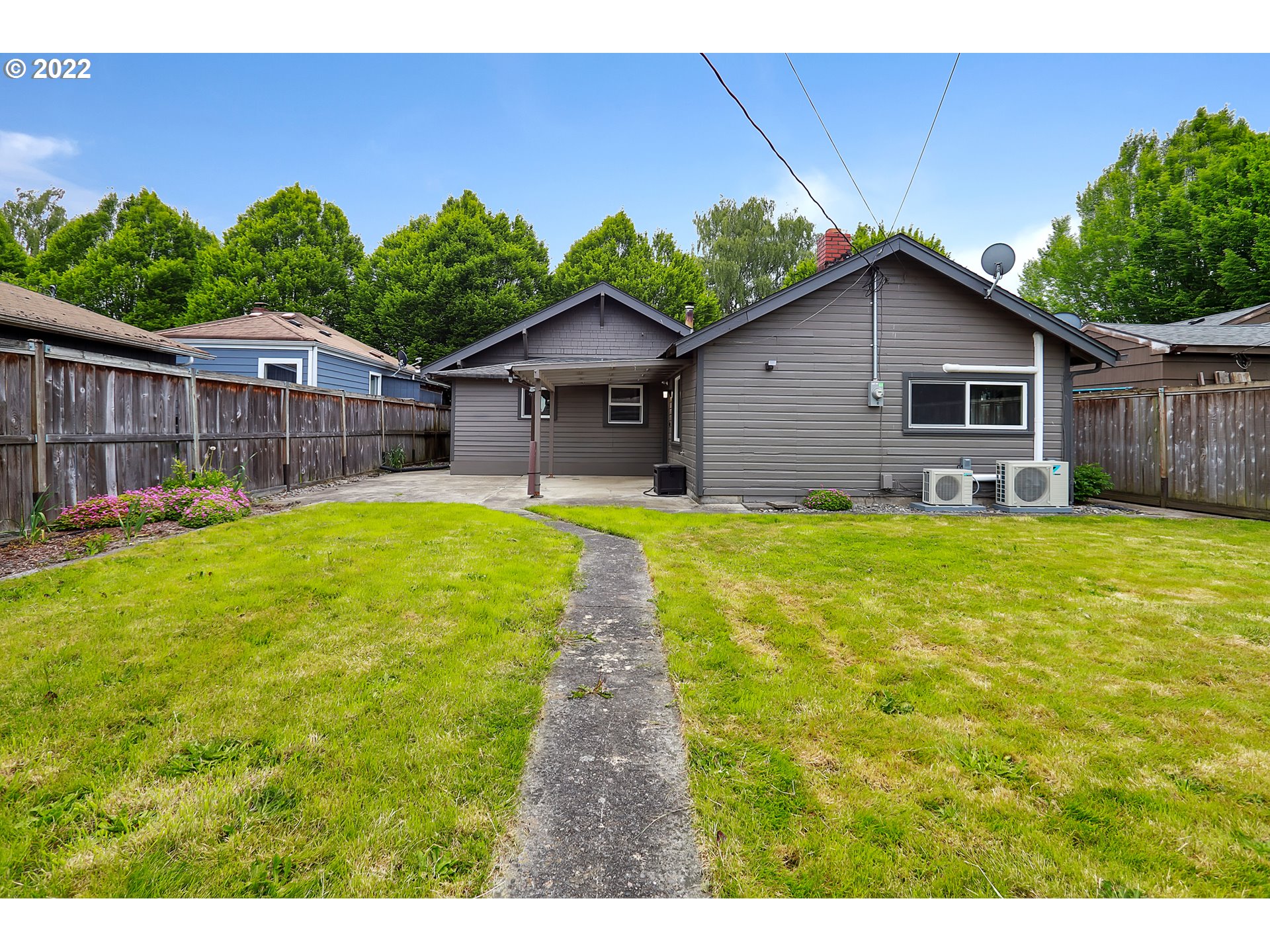 507 18th Avenue Longview, WA 98632 - Photo 23 of 29 a house view with a garden space