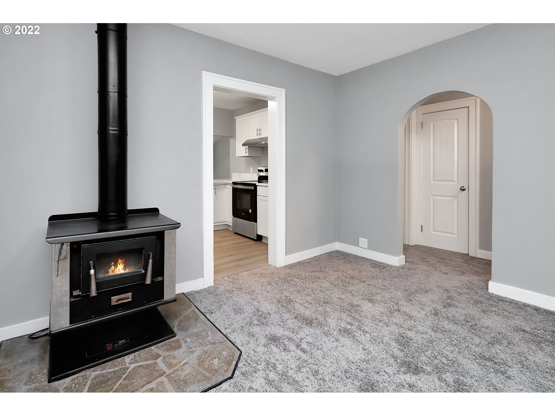 507 18th Avenue Longview, WA 98632 - Photo 4 of 29 a living room with a fireplace
