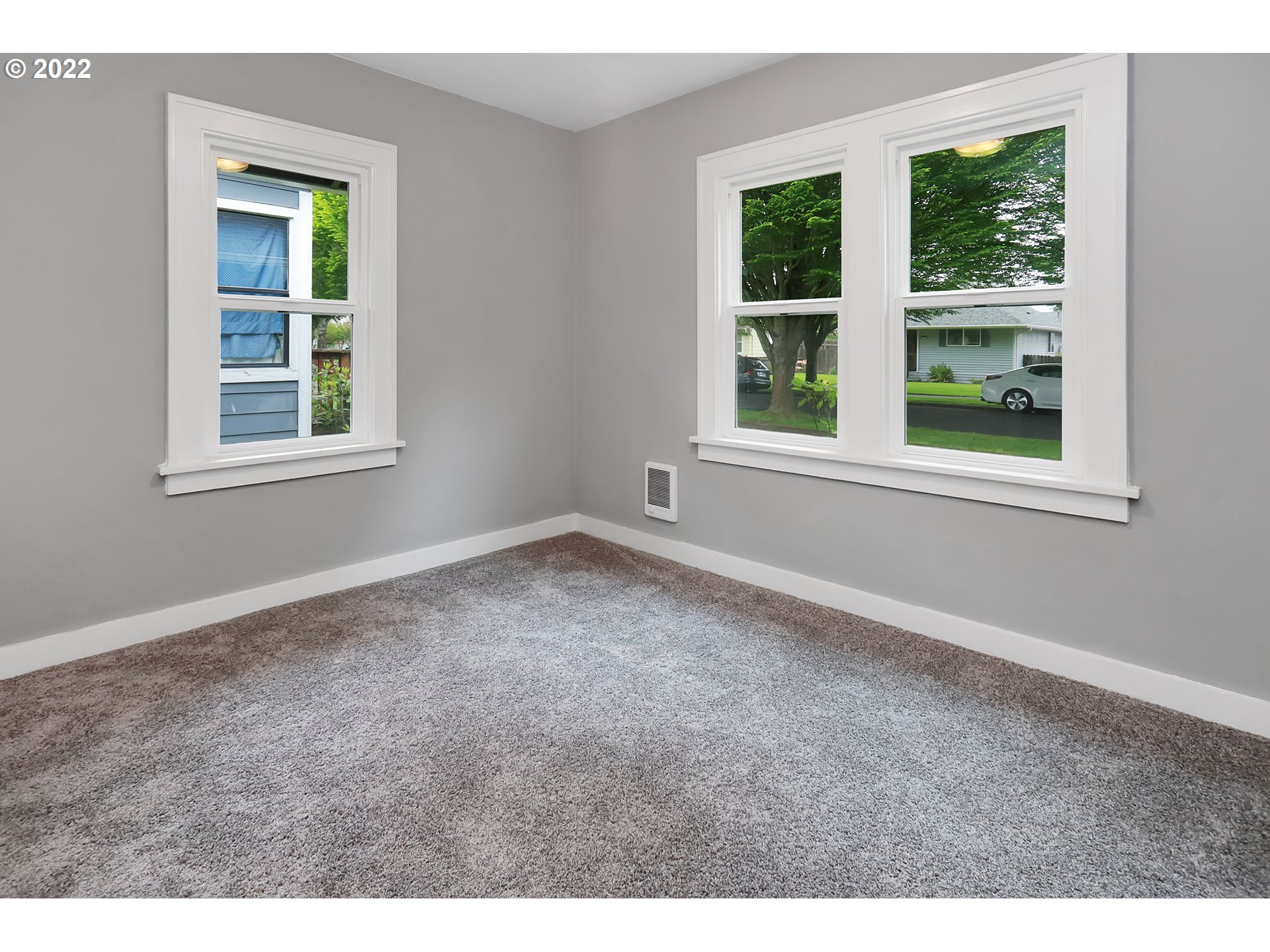 507 18th Avenue Longview, WA 98632 - Photo 9 of 29 an empty room with a window